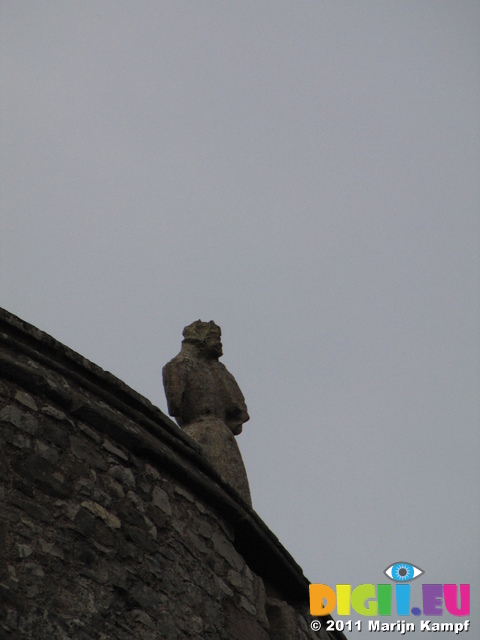 SX21096 Statue on top of Chepstow Castle